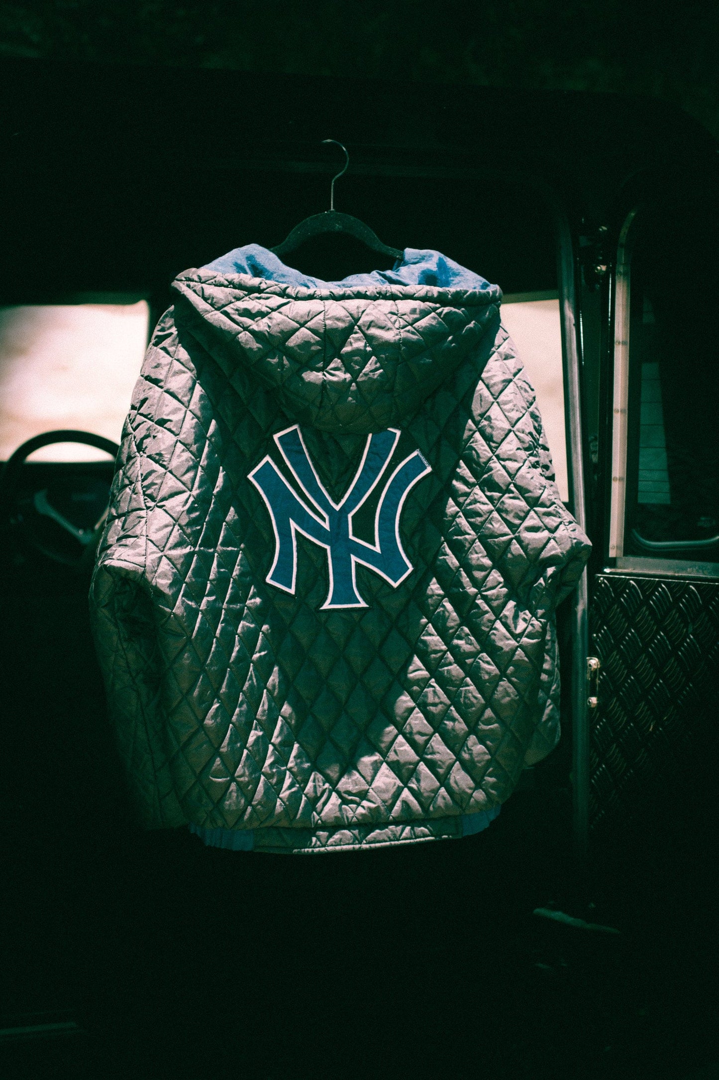 Pro Player New York Yankees Reversible Puffer Jacket – Men’s L