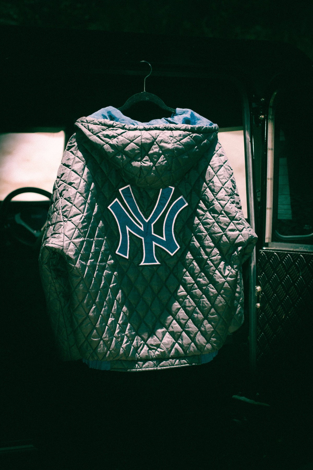 Pro Player New York Yankees Reversible Puffer Jacket – Men’s L